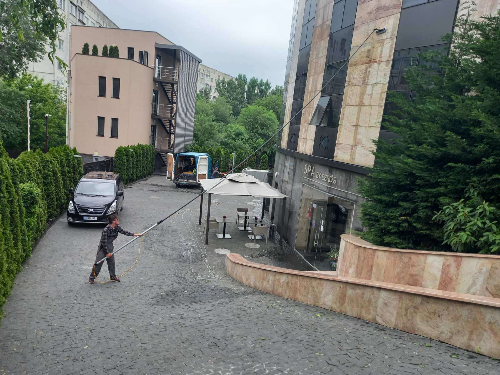 Spălare ferestre și fațade — Hotel BERDS, Chișinău